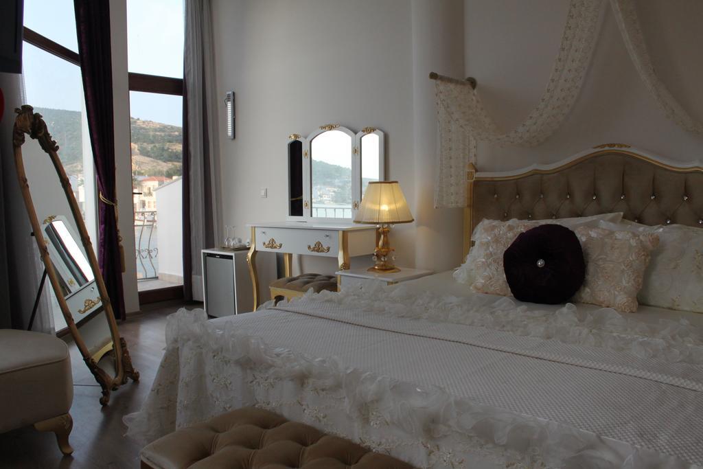 Huri & Nuri Hotel (Adults Only) Foça Bagian luar foto